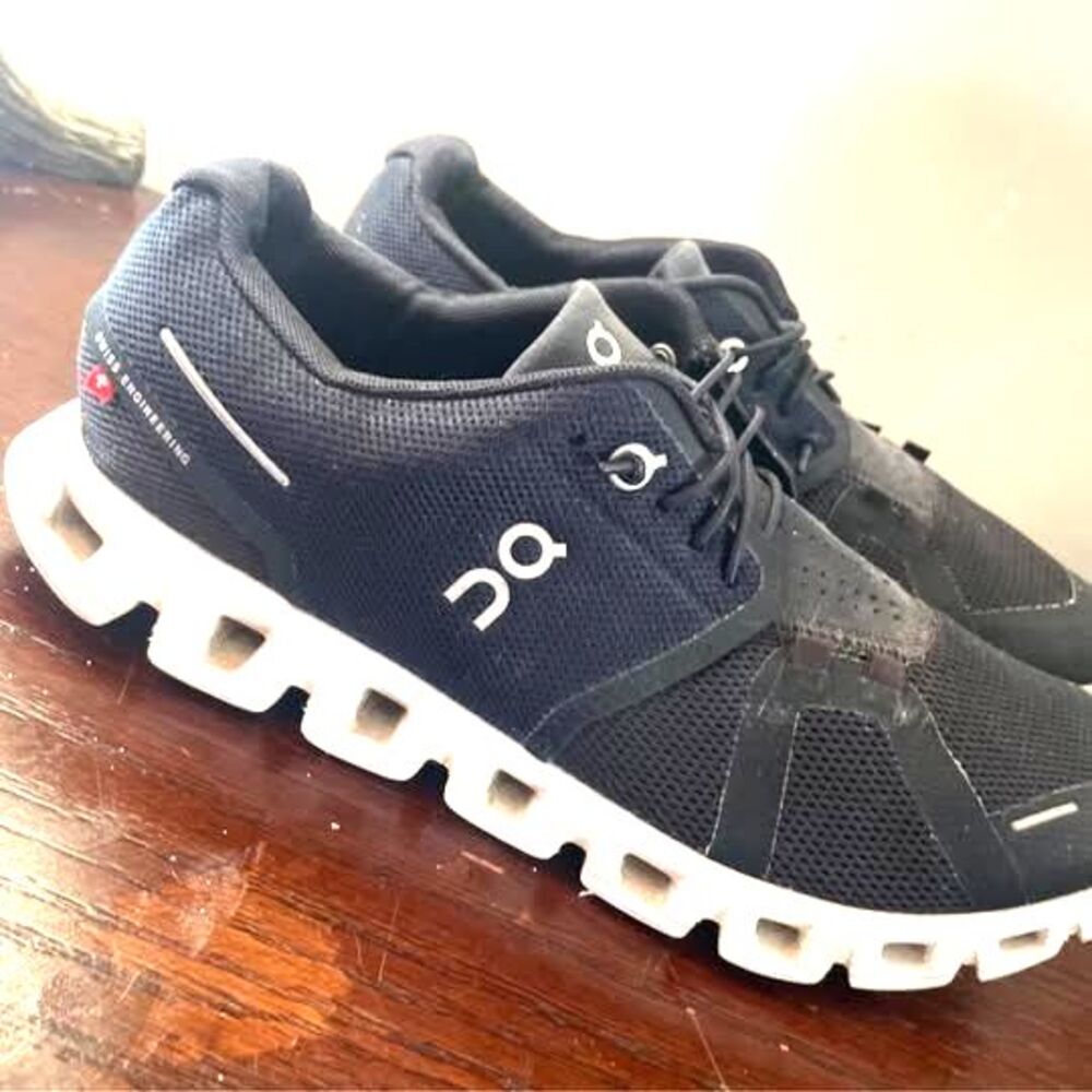 On Cloud Running Shoes Women’s Size 9 Black/White – Great Condion